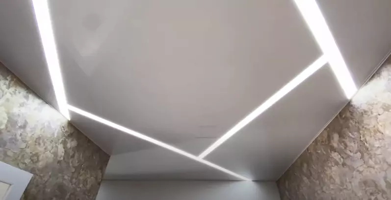 Белый натяжной потолок со световыми линиями