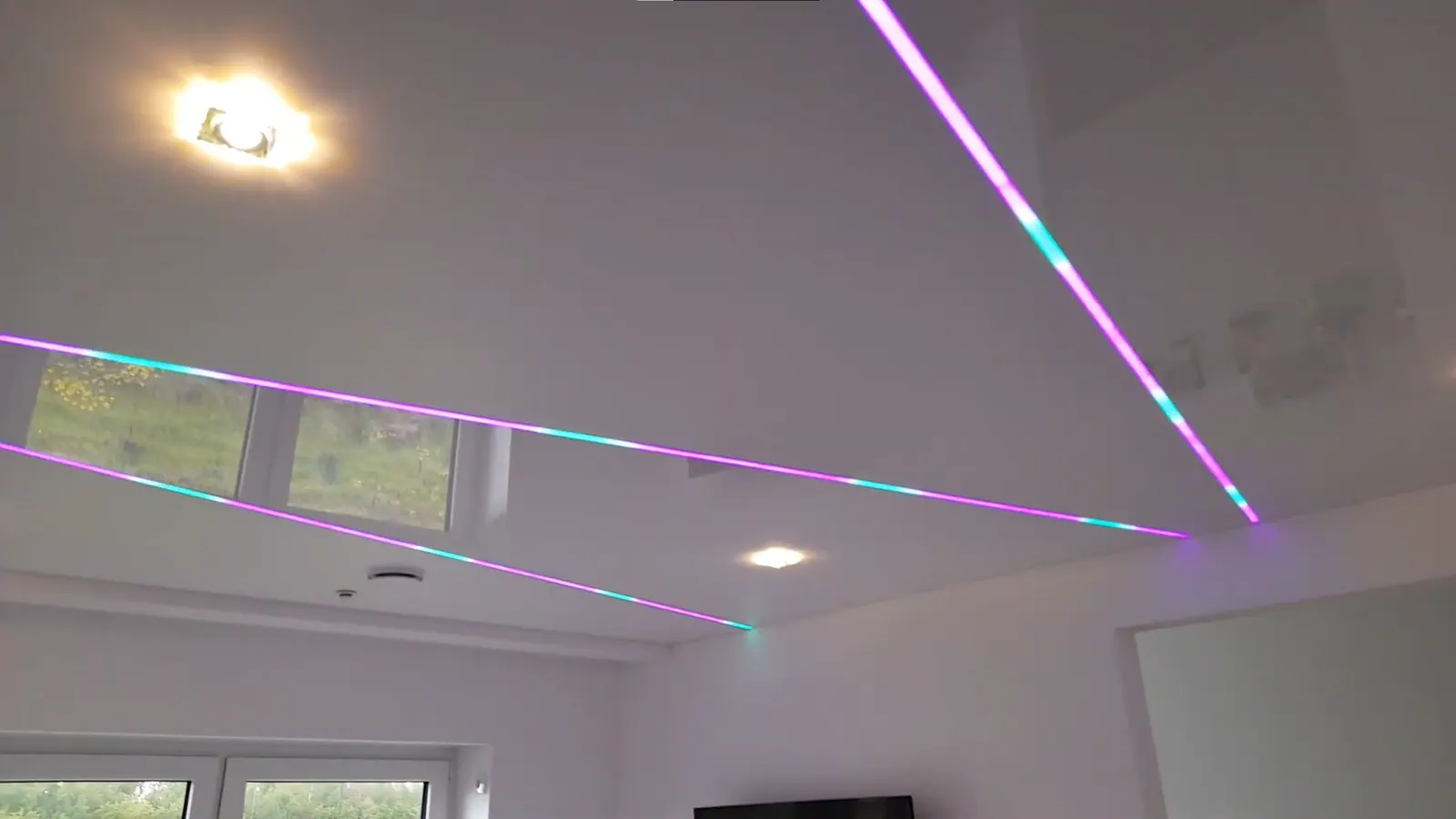 Натяжные потолки в зал со световыми линиями — Нефтеюганск, 16-й микрорайон, 12, фото 2